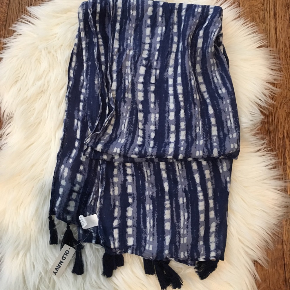 Old navy light scarf - NWT - lovely print!